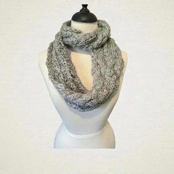 chunky knitted grey infinity scarf - Picture 1 of 3